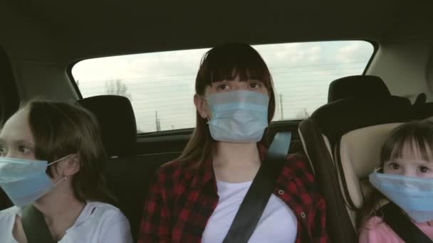 保護滅菌医療マスクの健康な若い女性は車を運転します。大流行性コロナウイルスの概念です。無料の女の子は車の中でマスクに旅行します。ウイルスや細菌から保護します。女の子が車に乗って - 映像、動画