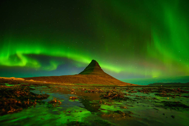 Revontulet Kirkjufell vuoren yllä Islannissa - Valokuva, kuva