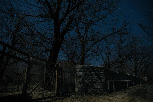 Полная луна над тихой деревней ночью. Ночной пейзаж горной деревни при лунном свете. Природа Азербайджана. Долгий выстрел - Фото, изображение