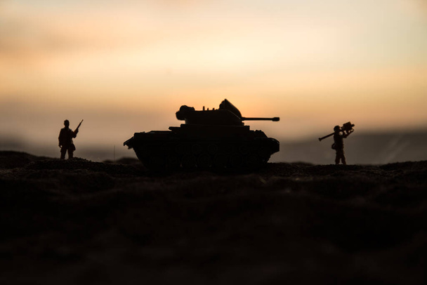 Sota-ajatus. Sotilaallinen siluetit taistelevat kohtaus sodan sumu taivas tausta, maailmansodan sotilaat siluetti alla pilvinen Skyline auringonlasku. Valikoiva painopiste - Valokuva, kuva