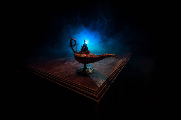 Antik Aladdin Arap geceleri, yumuşak beyaz dumanlı, karanlık arka planlı, cin tarzı yağ lambası. Dilek lambası konsepti - Fotoğraf, Görsel