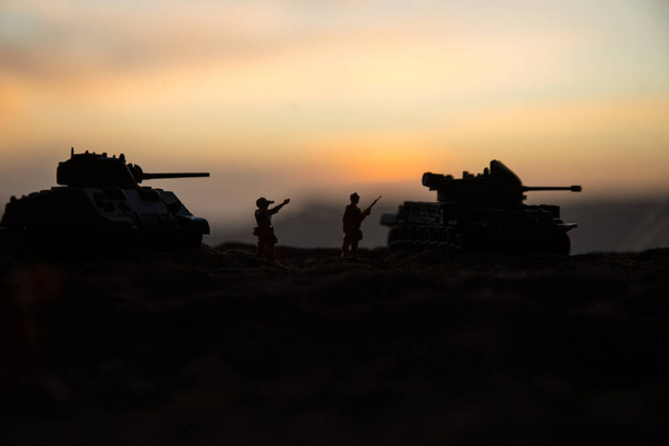 戦争の概念。軍用シルエット戦争霧の空の背景にシーンを戦う、世界大戦兵士シルエット曇りスカイラインの日没の下。選択的焦点 - 写真・画像