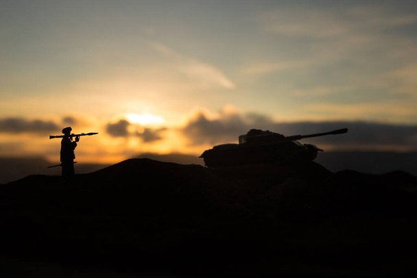 兵士たちはバズーカとrpgでシルエット。戦争の概念。戦場の霧の空を背景にした軍のシルエット戦闘シーン,日没時にrpgでMohaed. - 写真・画像