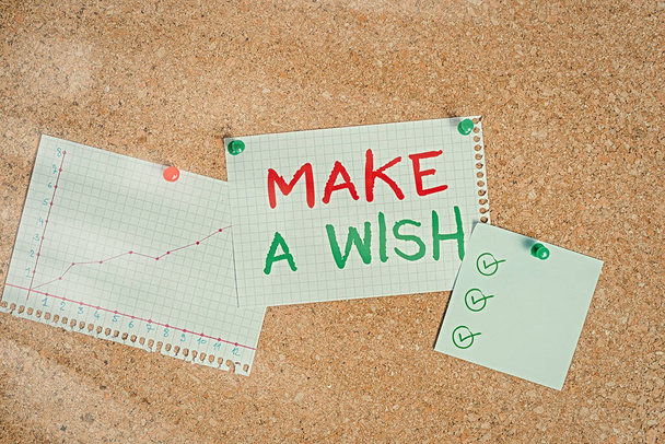 Schreibnotiz mit Make A Wish. Geschäftsfotos, die eine Situation zeigen, die sich von der Situation unterscheidet, die es in Korkboard-Größe gibt. - Foto, Bild