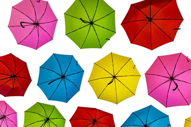 Beaucoup parapluie coloré isolé sur fond blanc. Décoration de rue de parapluies multicolores lumineux
. - Photo, image