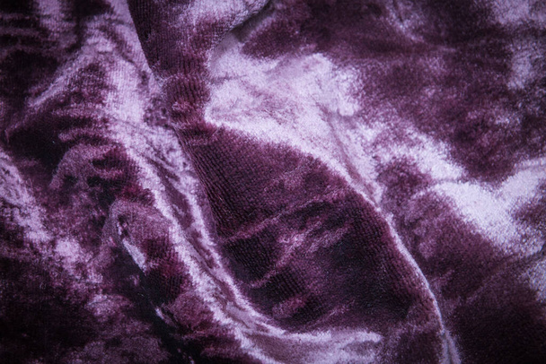 Abstraktes rosa violettes Magenta knittriges Samtgewebe Hintergrund Textur - Foto, Bild