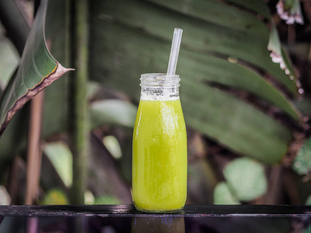 frullato verde fresco in un bicchiere - Foto, immagini