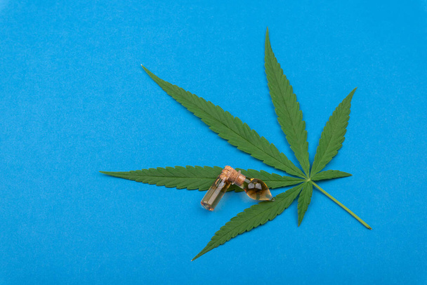 大麻、瓶の中の大麻油抽出物 - 写真・画像
