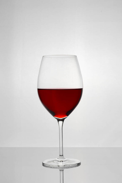 a glass of red wine and a splash - Zdjęcie, obraz