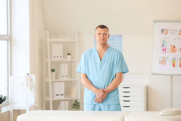 Retrato del masajista en el centro médico
 - Foto, Imagen