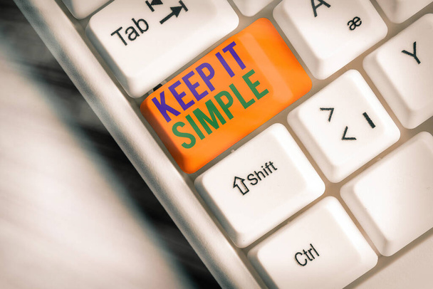 Scrivere una nota che mostri Keep It Simple. Business photo showcase chiedere qualcosa di facile capire non entrare troppo nel dettaglio
. - Foto, immagini