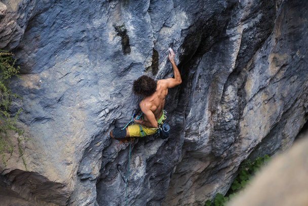 Сильний чоловік, який піднімається на скелю, сильний спинний м "яз, скелелазіння в Туреччині, витривалість і сила, чоловік у крайньому спорті, скелелаз навчає природи.. - Фото, зображення