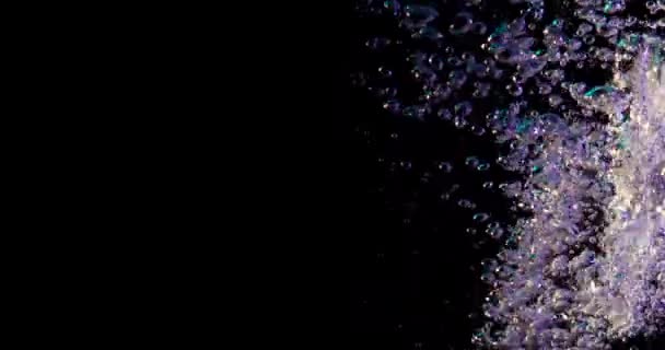 Νερό Φυσάει ένα μαύρο φόντο - Πλάνα, βίντεο