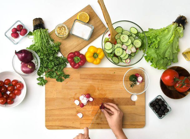 Hände schneiden Rettich für Salat in der Küche - Foto, Bild