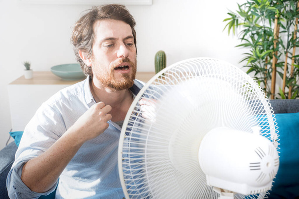 Egy férfi próbál felfrissülni a forró nyáron. - Fotó, kép