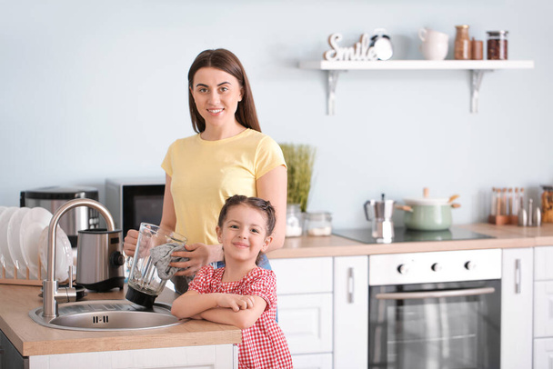 Mutter und kleine Tochter putzen Mixer in Küche - Foto, Bild