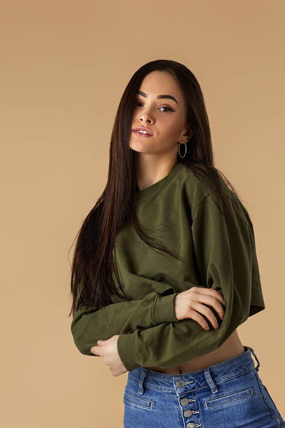 woman model with long hair in green sweatshirt - Foto, Bild