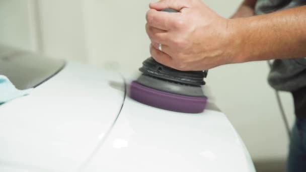 Polieren der Karosserie mit einem automatischen Handschleifer mit Wachs und Polierpaste - Filmmaterial, Video