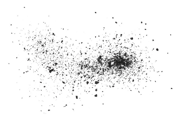 Pile de charbon de carbone ou de poussière de charbon isolé sur fond blanc - Photo, image