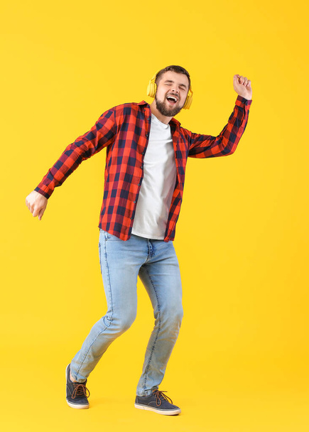 Handsome young man dancing against color background - Photo, Image