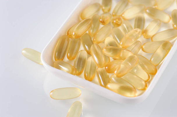 yellow fish oil capsules, omega 3 - Foto, afbeelding