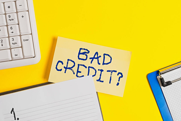 Egy levelet, amin Bad Creditquestion áll. Üzleti fotó bemutatja, hogy az egyén képtelen visszafizetni az adósságot időben és teljes egészében üres narancssárga papír másolási hely a sárga asztalon. - Fotó, kép