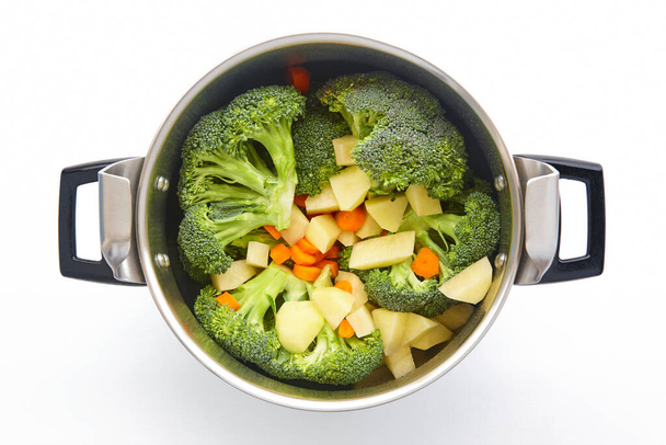 Drukkookplaat met broccoli aardappelwortelen. Gezonde vetvrije groentemeel - Foto, afbeelding