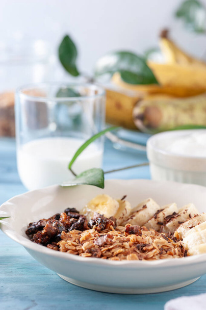 Desayuno saludable y delicioso, granola con plátanos y yogur
 - Foto, imagen