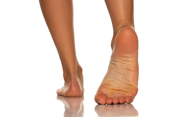 bel piede femminile su sfondo bianco
 - Foto, immagini