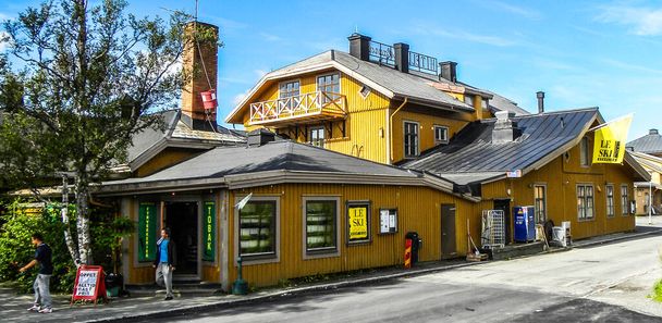 スウェーデン北部のStorlien村の中心部にあるホテルとレストランLe Ski 。冬はスキー場、夏はハイキング。スウェーデンの王が小さなロッジを訪れた時に. - 写真・画像