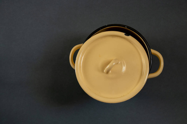 casserole jaune sur un fond sombre isolé
 - Photo, image