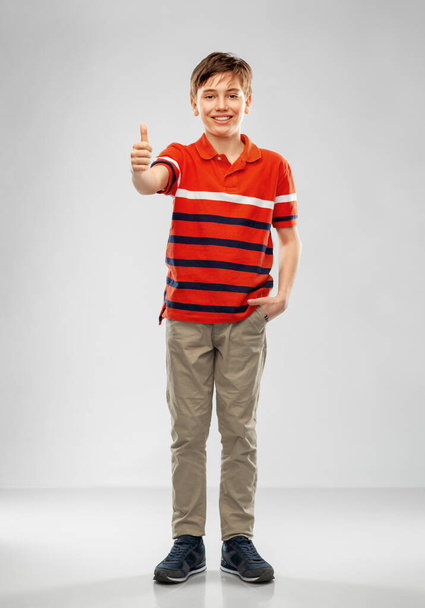 happy boy in red polo t-shirt showing thumbs up - Foto, Imagem