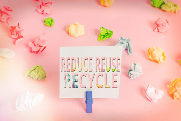 Szövegírási szöveg Az újrahasznosítás csökkentése. Üzleti koncepció a környezetvédelmileg felelős fogyasztói magatartás Színes gyűrött papírok üres emlékeztető rózsaszín padló háttér ruhaszárító. - Fotó, kép