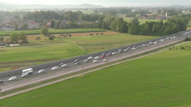 AERIAL: Samochody i ciężarówki powoli poruszają się po zatłoczonych autostradach. - Materiał filmowy, wideo