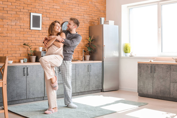 Щаслива молода пара танцює на кухні
 - Фото, зображення