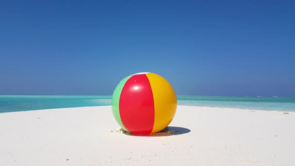 Aufblasbarer Ball am sonnigen Strand. Koh Samui idyllische Szenerie, Thailand. - Filmmaterial, Video