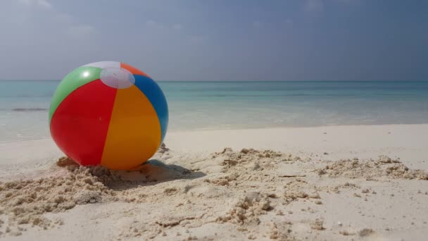 Aufblasbares Ballspielzeug am Strand. Freizeit in Thailand.  - Filmmaterial, Video