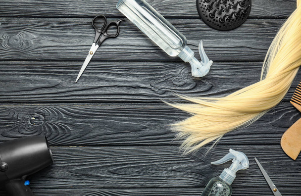 Лаки для волос с принадлежностями для парикмахеров на темном деревянном фоне
 - Фото, изображение