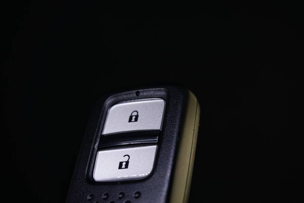 Chiave dell'automobile senza fili con sfondo nero, spazio di copia
. - Foto, immagini