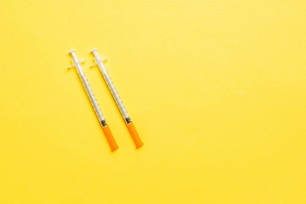 Top view of insulin syringes ready for injection on colorful background. Diabetic concept with copy space. - Zdjęcie, obraz