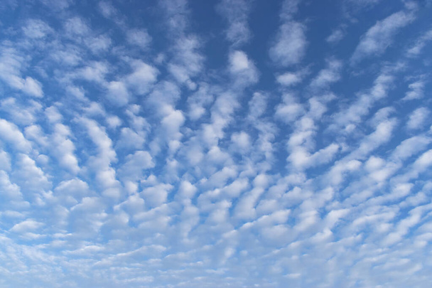 Aamulla sininen taivas savuisilla pilvillä
 - Valokuva, kuva