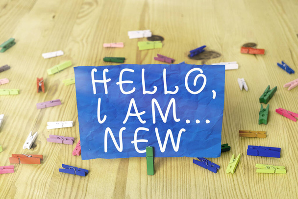 Kirjoitan lapun, jossa näkyy Hello I Am New. Business valokuva esittelee käytetty tervehdys tai aloittaa puhelinkeskustelun
. - Valokuva, kuva