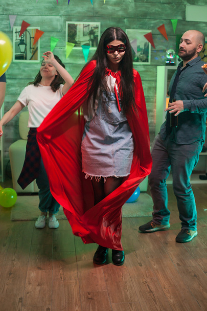 Veselá mladá žena oblečená jako superhrdina - Fotografie, Obrázek