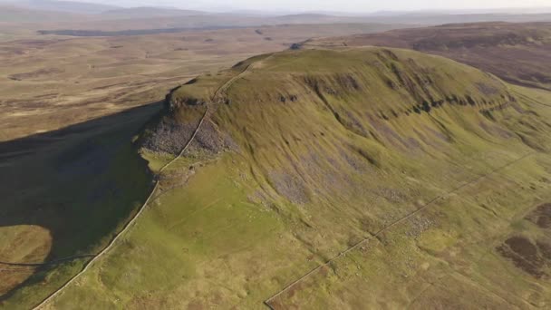 Luftaufnahme von Penyghent, einem der drei Fjells in den Yorkshire 3 Peaks, Yorkshire Dales, North Yorkshire, Großbritannien - Filmmaterial, Video