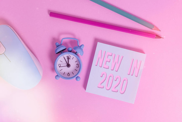 Текст, що показує Новий 2020 рік. Концептуальна фотографія того, що очікуватиме або нове створення на 2020 рік Годинник тривоги прокидається порожній блокнот позначки миші кольоровий фон
. - Фото, зображення