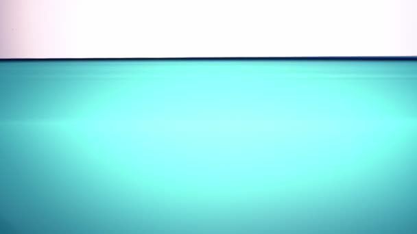 Un'onda d'acqua azzurra pura, a metà calma, simbolo di purezza, freschezza ed ecologia. Primo piano
. - Filmati, video