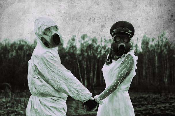  Nükleer savaş sonrası kıyamette aşık bir çift - Fotoğraf, Görsel