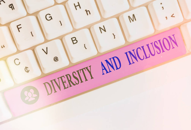 Escrevendo nota mostrando Diversidade e Inclusão. Foto de negócios mostrando diferença gama inclui raça etnia gênero
. - Foto, Imagem