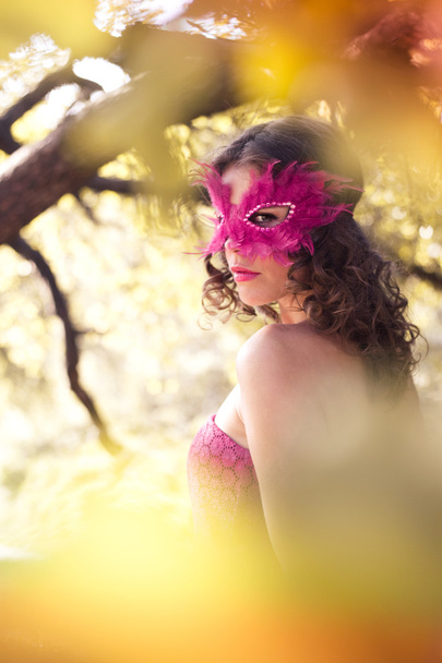 Mujer con máscara de carnaval. Otoño
 - Foto, Imagen