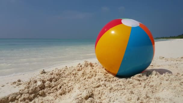 Aufblasbares Ballspielzeug am Strand. Naturlandschaft in Bali, Indonesien.   - Filmmaterial, Video